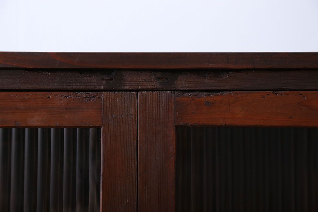 アンティーク家具　アンティーク　モールガラス入り脚付き薄型収納棚(本箱、本棚)