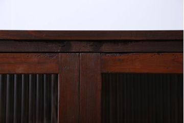 アンティーク家具　アンティーク　モールガラス入り脚付き薄型収納棚(本箱、本棚)