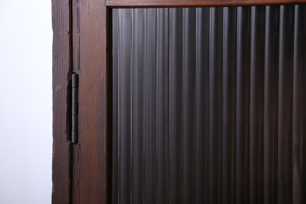 アンティーク家具　アンティーク　モールガラス入り脚付き薄型収納棚(本箱、本棚)