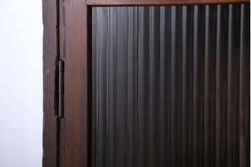 アンティーク家具　アンティーク　モールガラス入り脚付き薄型収納棚(本箱、本棚)