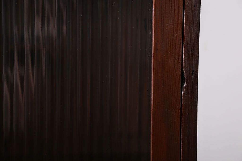 アンティーク家具　アンティーク　モールガラス入り脚付き薄型収納棚(本箱、本棚)