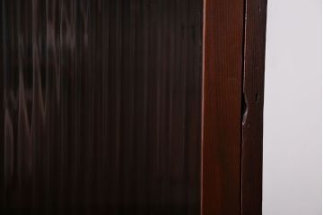 アンティーク家具　アンティーク　モールガラス入り脚付き薄型収納棚(本箱、本棚)