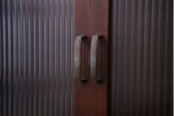 アンティーク家具　アンティーク　モールガラス入り脚付き薄型収納棚(本箱、本棚)