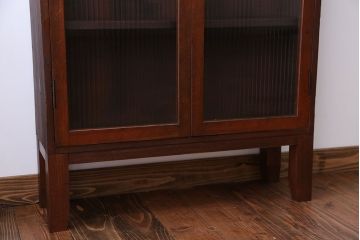 アンティーク家具　アンティーク　モールガラス入り脚付き薄型収納棚(本箱、本棚)