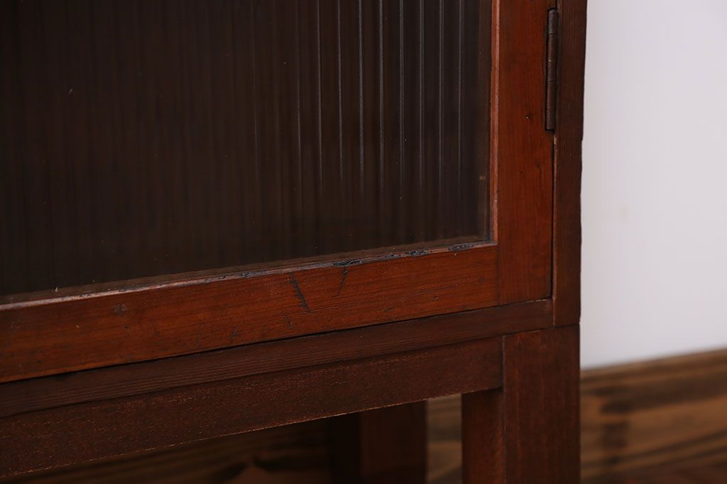 アンティーク家具　アンティーク　モールガラス入り脚付き薄型収納棚(本箱、本棚)