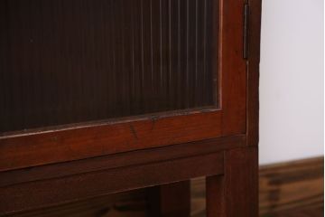 アンティーク家具　アンティーク　モールガラス入り脚付き薄型収納棚(本箱、本棚)