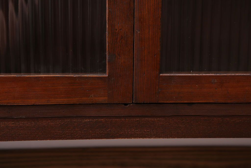 アンティーク家具　アンティーク　モールガラス入り脚付き薄型収納棚(本箱、本棚)