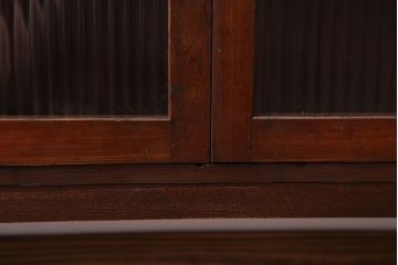 アンティーク家具　アンティーク　モールガラス入り脚付き薄型収納棚(本箱、本棚)