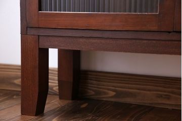 アンティーク家具　アンティーク　モールガラス入り脚付き薄型収納棚(本箱、本棚)