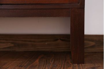 アンティーク家具　アンティーク　モールガラス入り脚付き薄型収納棚(本箱、本棚)