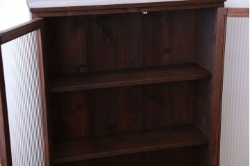 アンティーク家具　アンティーク　モールガラス入り脚付き薄型収納棚(本箱、本棚)