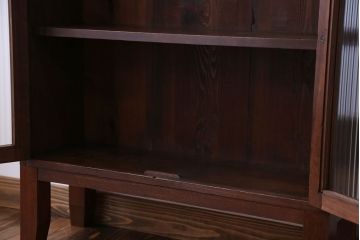 アンティーク家具　アンティーク　モールガラス入り脚付き薄型収納棚(本箱、本棚)