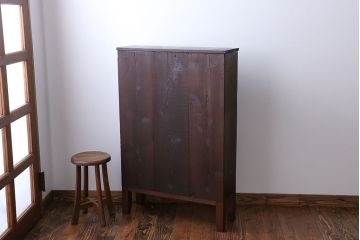 アンティーク家具　アンティーク　モールガラス入り脚付き薄型収納棚(本箱、本棚)