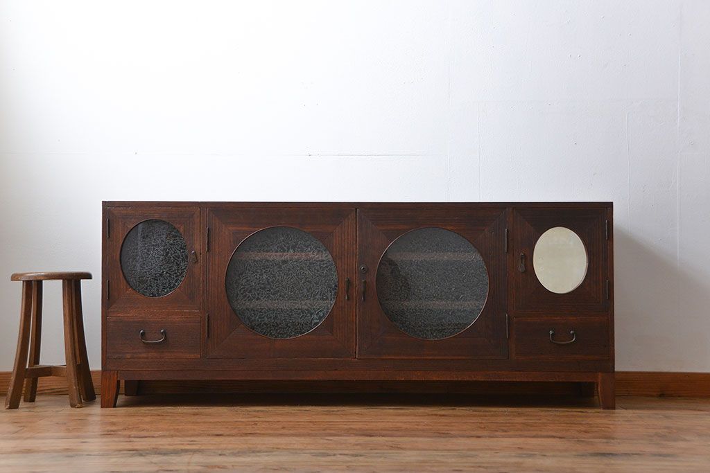 アンティーク家具　アンティーク 大正ロマン 丸窓の脚付きローボード(テレビボード)