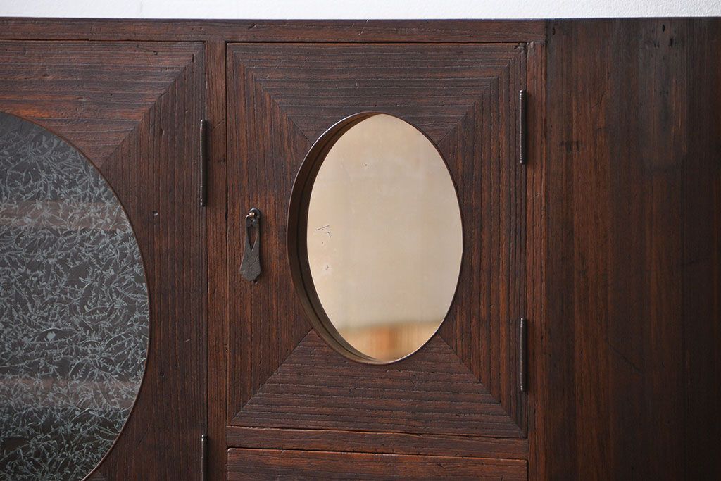 アンティーク家具　アンティーク 大正ロマン 丸窓の脚付きローボード(テレビボード)