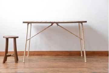 アンティーク家具　イギリスアンティーク　ペンキのはげたかわいい折り畳みガーデンテーブル(机)