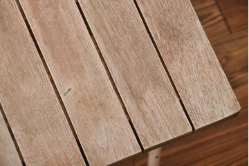 アンティーク家具　イギリスアンティーク　ペンキのはげたかわいい折り畳みガーデンテーブル(机)