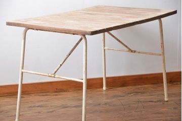 アンティーク家具　イギリスアンティーク　ペンキのはげたかわいい折り畳みガーデンテーブル(机)