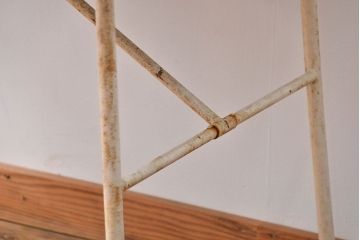 アンティーク家具　イギリスアンティーク　ペンキのはげたかわいい折り畳みガーデンテーブル(机)