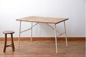 アンティーク家具　イギリスアンティーク　ペンキのはげたかわいい折り畳みガーデンテーブル(机)