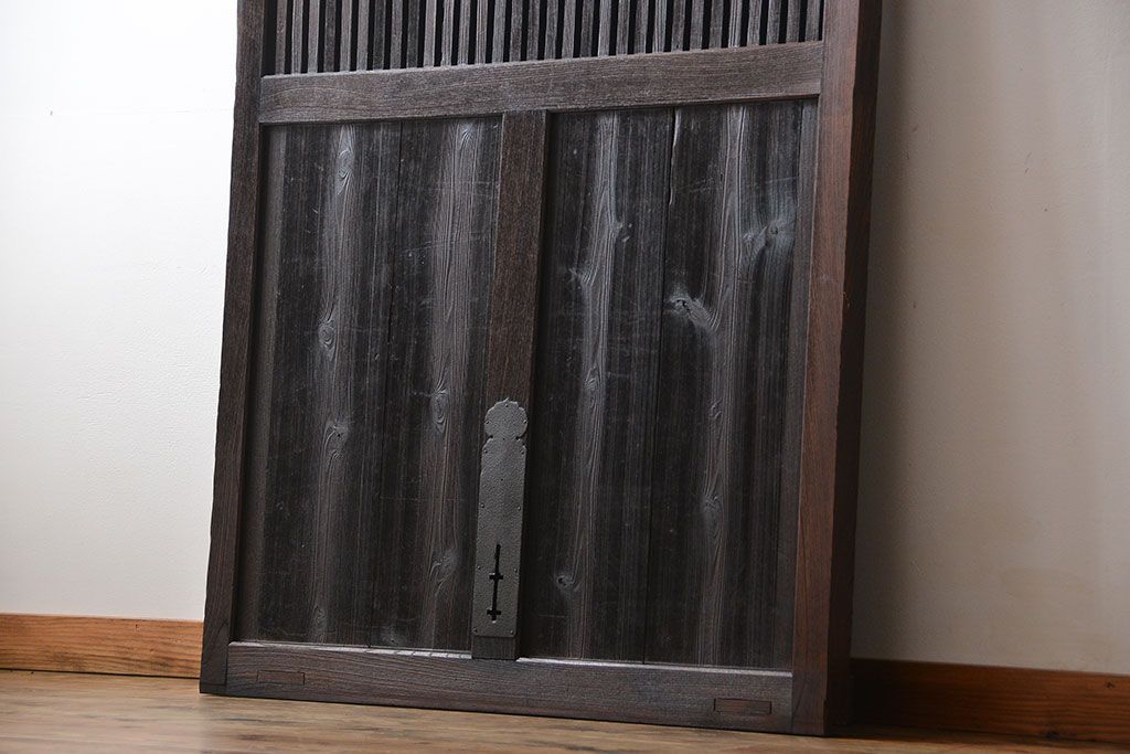 古民具・骨董　欅材とヒノキ材の格子蔵戸(扉、玄関戸)