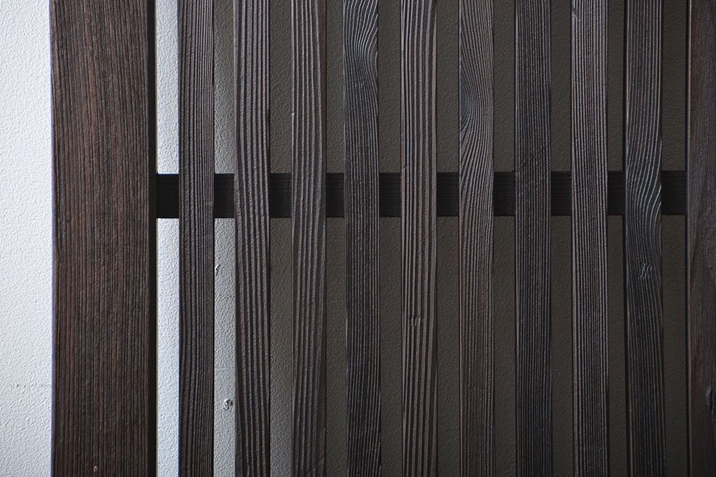 古民具・骨董　欅材とヒノキ材の格子蔵戸(扉、玄関戸)