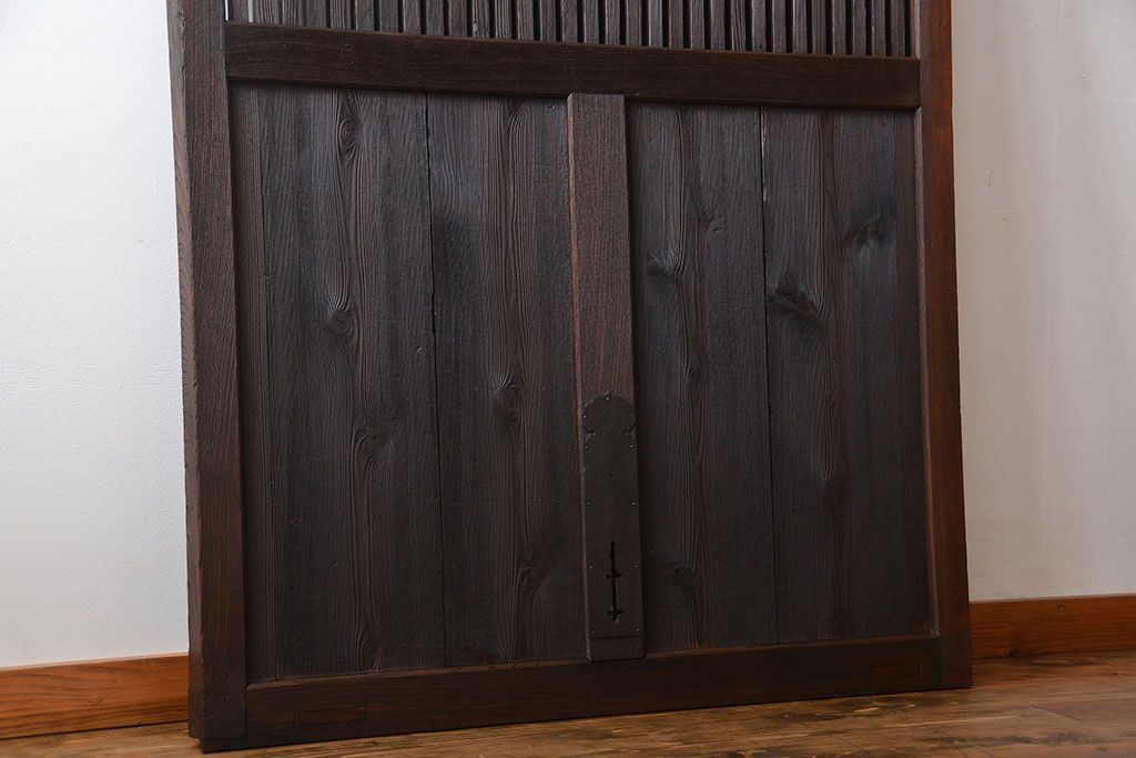 古民具・骨董　欅材とヒノキ材の格子蔵戸(扉、玄関戸)