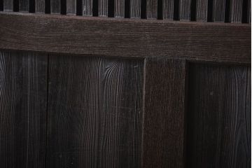 古民具・骨董　欅材とヒノキ材の格子蔵戸(扉、玄関戸)