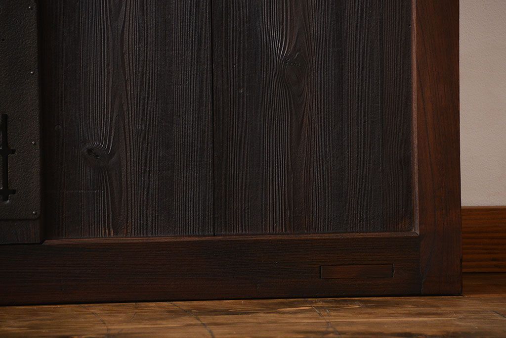 古民具・骨董　欅材とヒノキ材の格子蔵戸(扉、玄関戸)