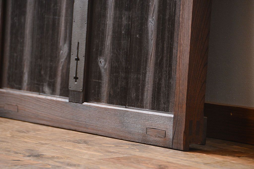 古民具・骨董　欅材とヒノキ材の格子蔵戸(扉、玄関戸)