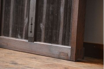 古民具・骨董　欅材とヒノキ材の格子蔵戸(扉、玄関戸)