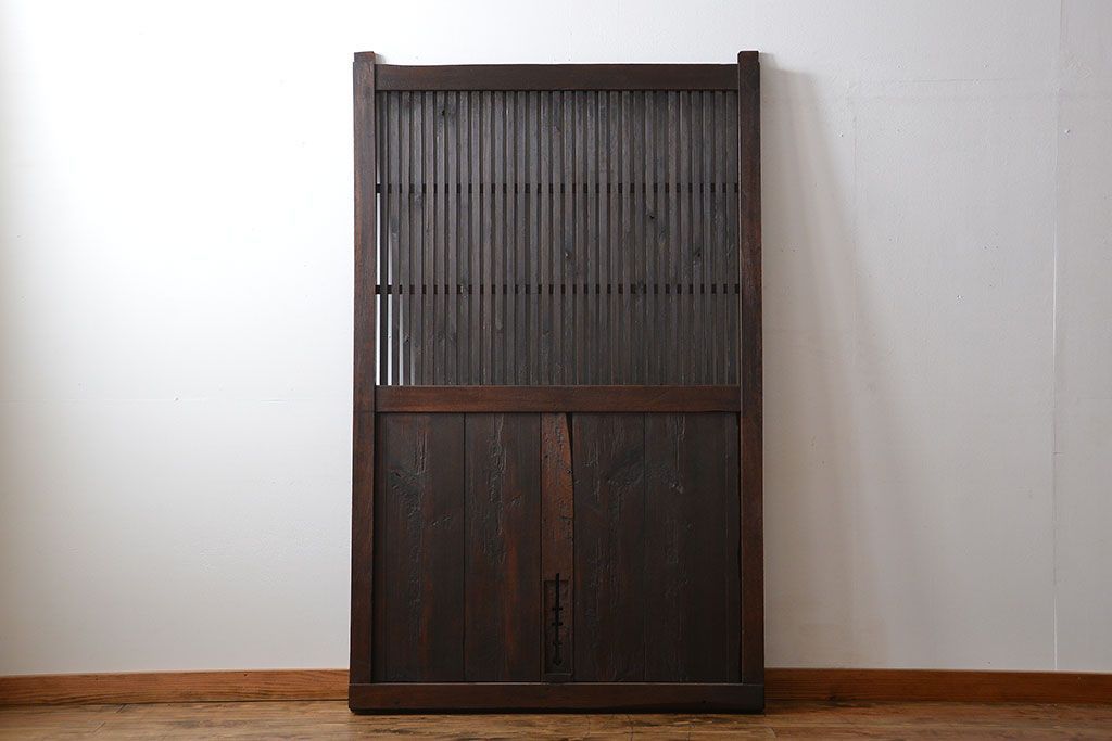 古民具・骨董　欅材とヒノキ材の格子蔵戸(扉、玄関戸)