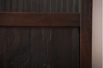 古民具・骨董　欅材とヒノキ材の格子蔵戸(扉、玄関戸)