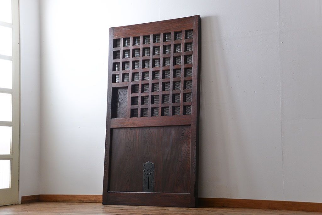 古民具・骨董　総欅材のマス目格子蔵戸(きつね格子、狐格子、玄関戸)