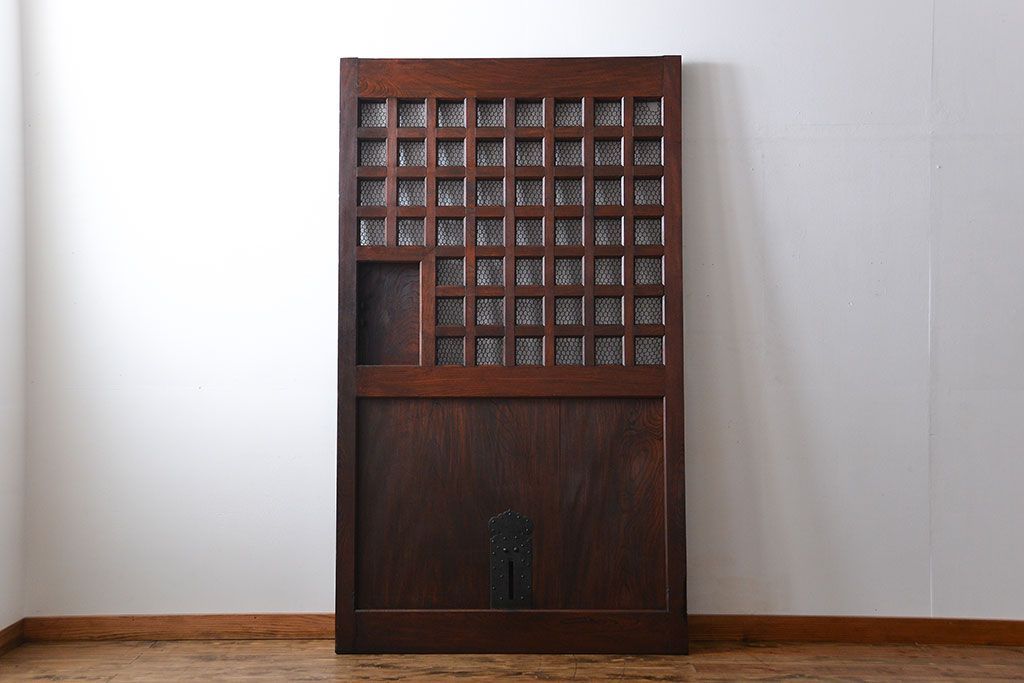 古民具・骨董　総欅材のマス目格子蔵戸(きつね格子、狐格子、玄関戸)