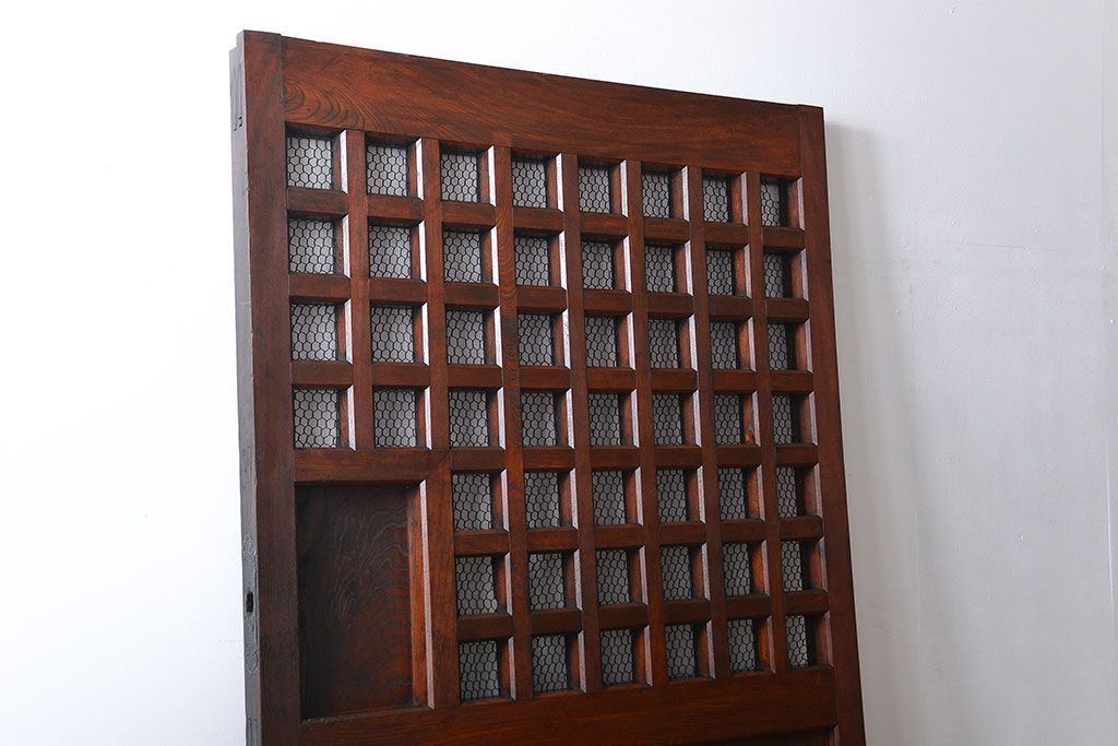 古民具・骨董　総欅材のマス目格子蔵戸(きつね格子、狐格子、玄関戸)