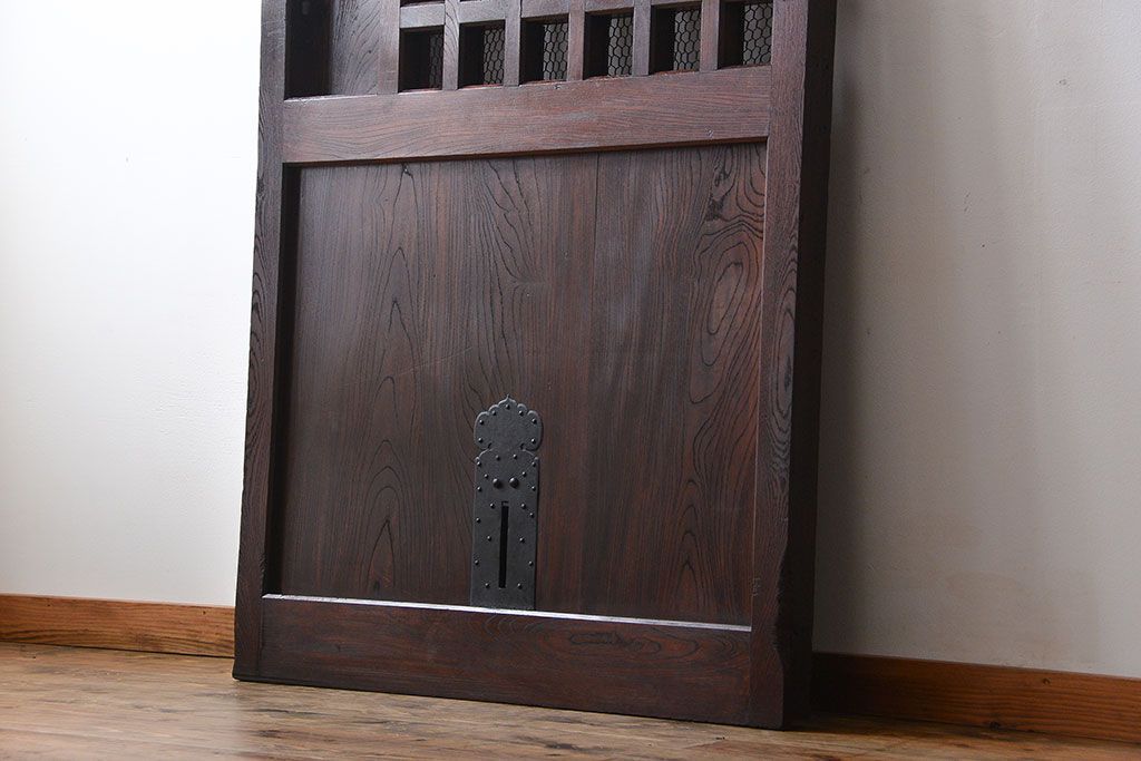 古民具・骨董　総欅材のマス目格子蔵戸(きつね格子、狐格子、玄関戸)