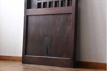 古民具・骨董　総欅材のマス目格子蔵戸(きつね格子、狐格子、玄関戸)