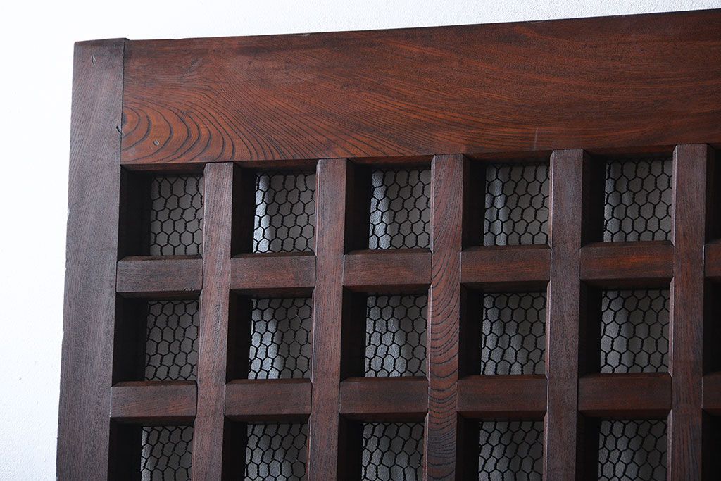 古民具・骨董　総欅材のマス目格子蔵戸(きつね格子、狐格子、玄関戸)