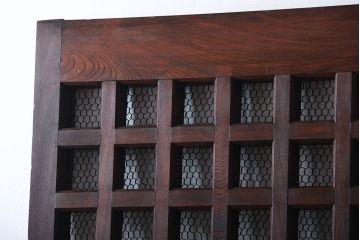 古民具・骨董　総欅材のマス目格子蔵戸(きつね格子、狐格子、玄関戸)