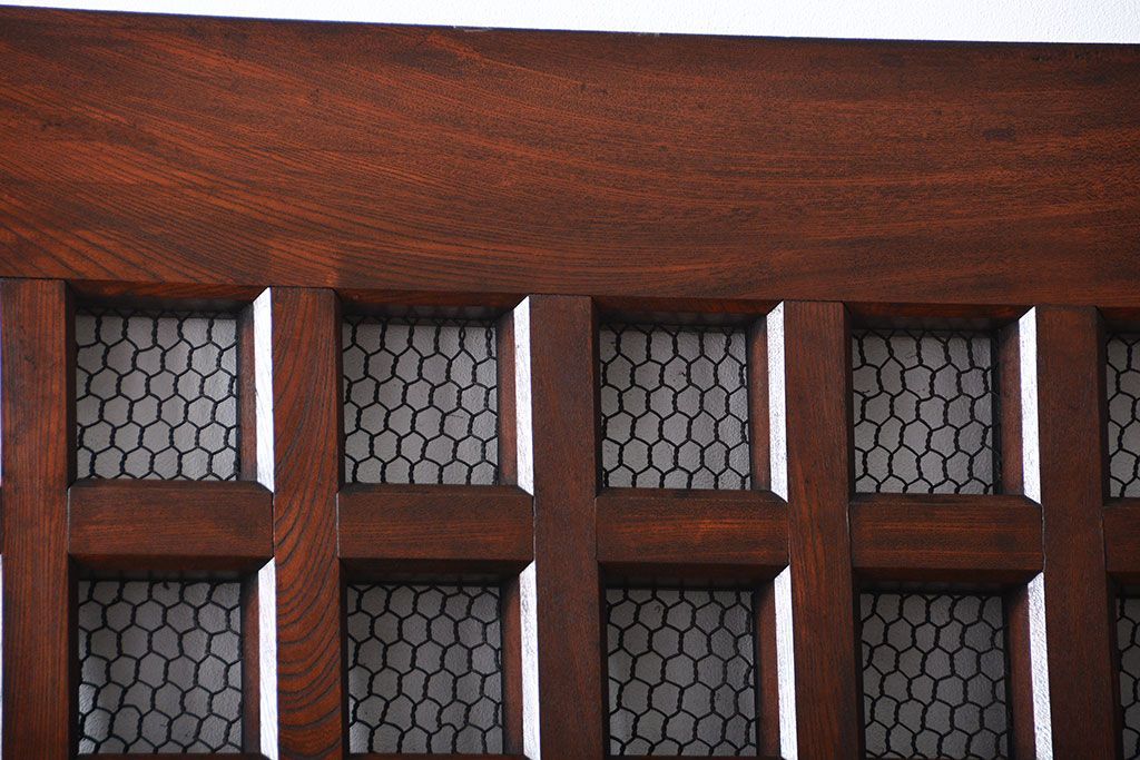 古民具・骨董　総欅材のマス目格子蔵戸(きつね格子、狐格子、玄関戸)