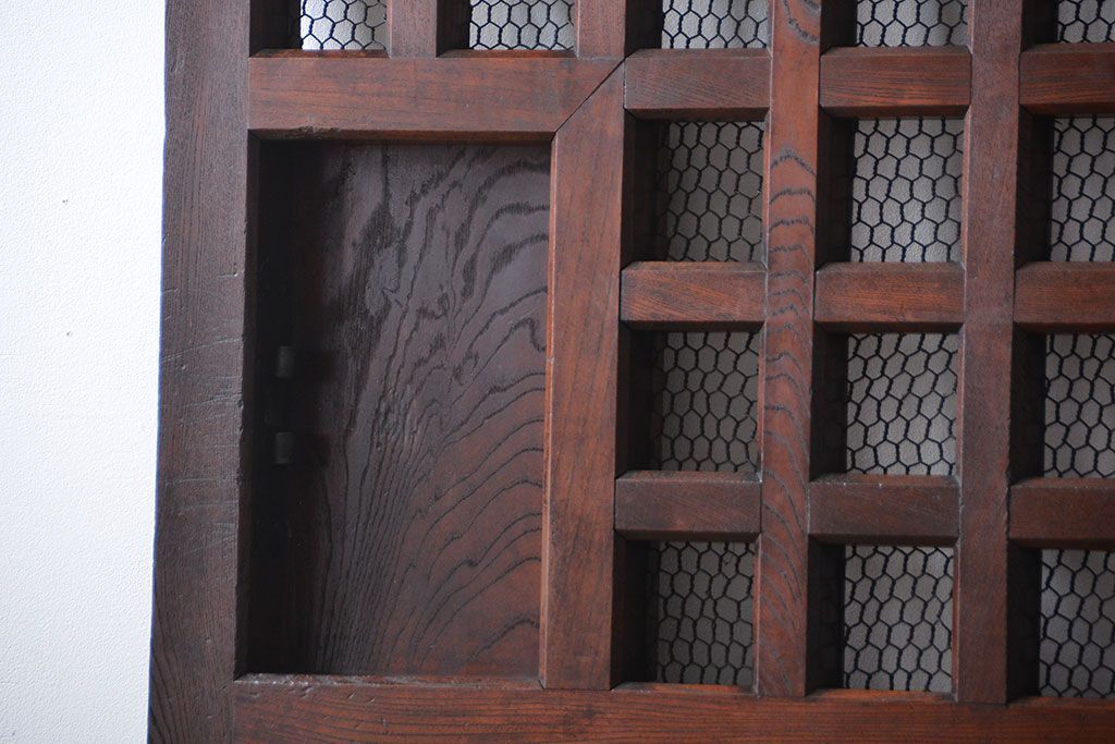 古民具・骨董　総欅材のマス目格子蔵戸(きつね格子、狐格子、玄関戸)