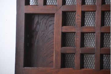 古民具・骨董　総欅材のマス目格子蔵戸(きつね格子、狐格子、玄関戸)