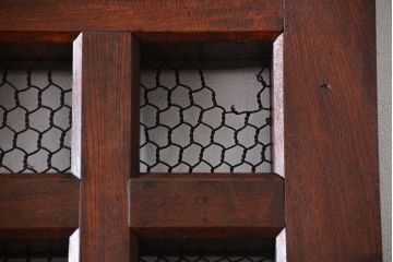 古民具・骨董　総欅材のマス目格子蔵戸(きつね格子、狐格子、玄関戸)