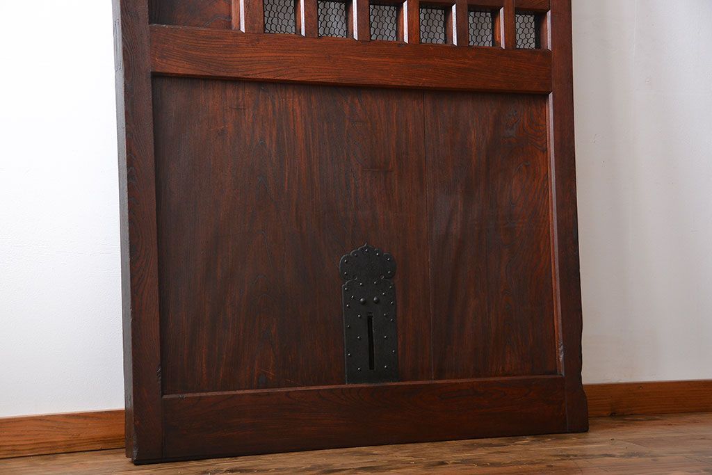 古民具・骨董　総欅材のマス目格子蔵戸(きつね格子、狐格子、玄関戸)