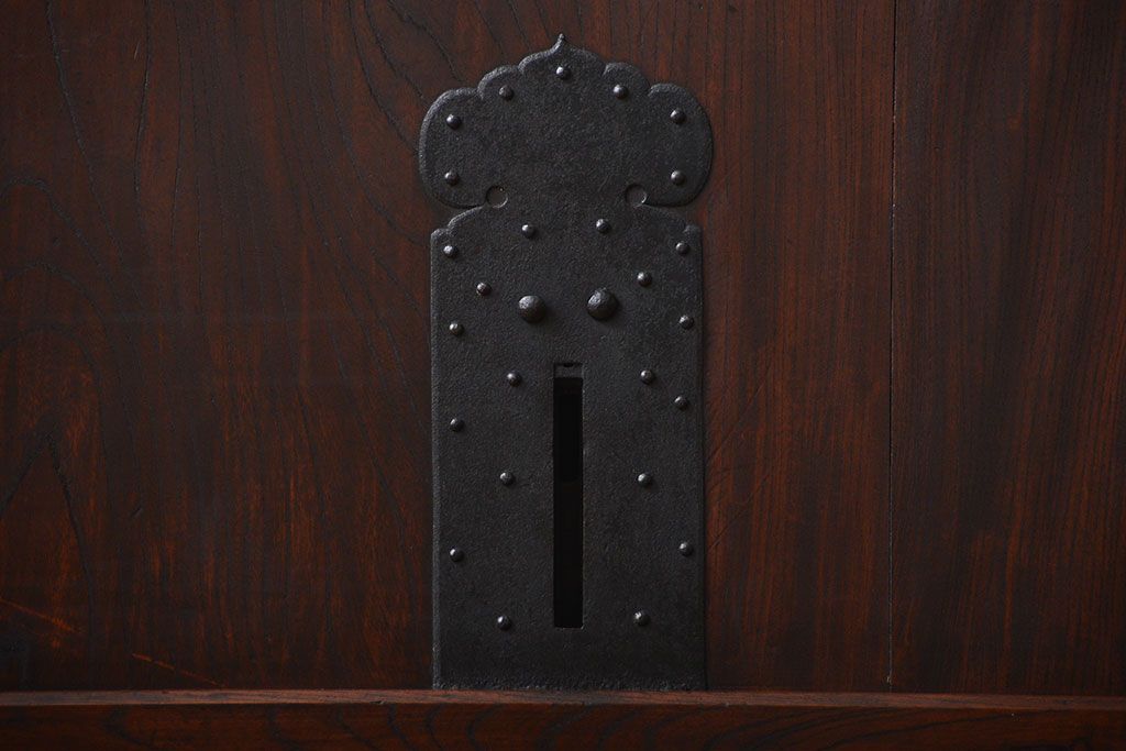 古民具・骨董　総欅材のマス目格子蔵戸(きつね格子、狐格子、玄関戸)