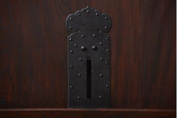 古民具・骨董　総欅材のマス目格子蔵戸(きつね格子、狐格子、玄関戸)