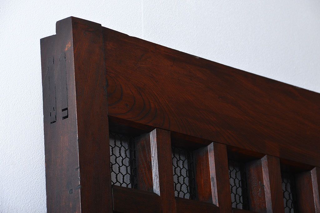 古民具・骨董　総欅材のマス目格子蔵戸(きつね格子、狐格子、玄関戸)