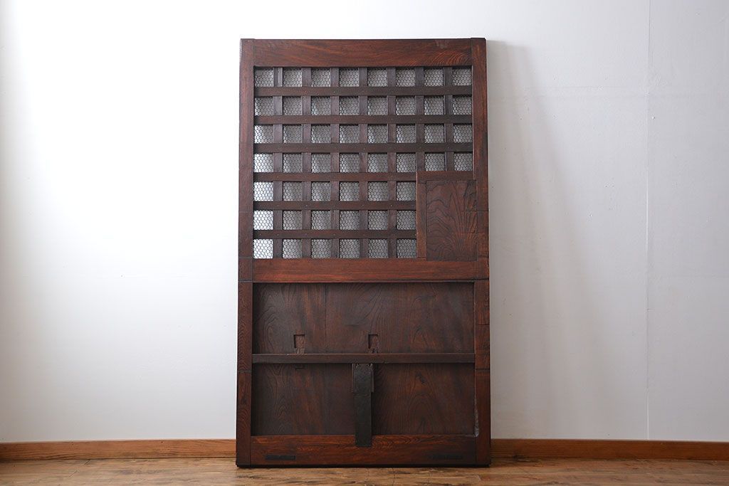 古民具・骨董　総欅材のマス目格子蔵戸(きつね格子、狐格子、玄関戸)