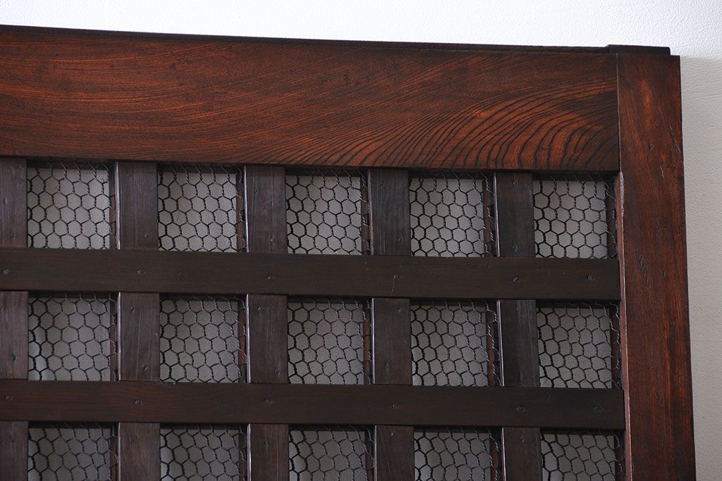 古民具・骨董　総欅材のマス目格子蔵戸(きつね格子、狐格子、玄関戸)